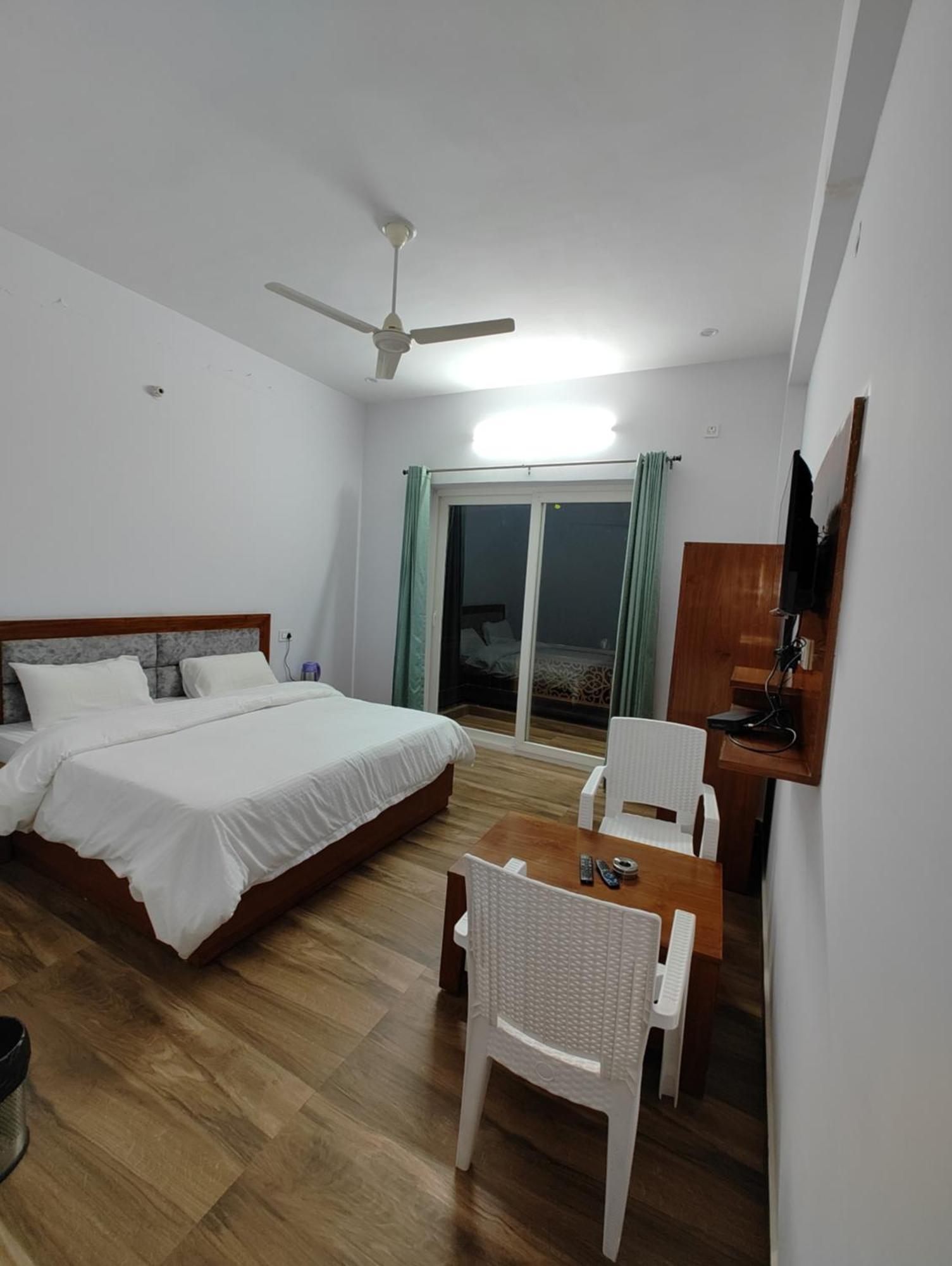 Hotel Anantam Residency Uttarkāshi Szoba fotó